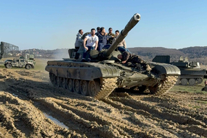 conduce un tanque T-72 y monta en un BTR militar todoterreno