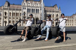 Top sights of Pest downtown on e-scooters incl. Parliament