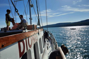 Balchik: crucero en yate por la tarde con bebida y baño
