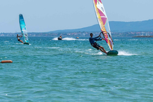 Primorsko: clases de windsurf y alquiler de equipo