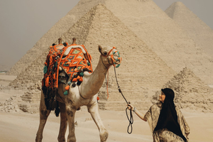Kairo, Egypten Kamelridning i Giza-pyramiderna och rundtur på Egyptiska museet