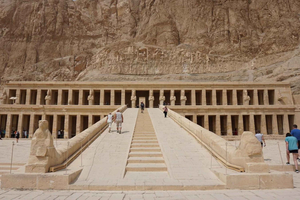 El Cairo: Viaje nocturno a Luxor en avión