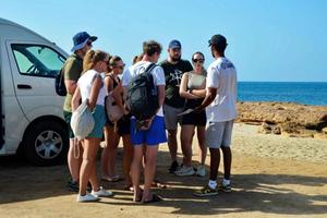 Excursión de medio día con todo incluido a Salinas, Bahía de los Tiburones y Ojos Azules.