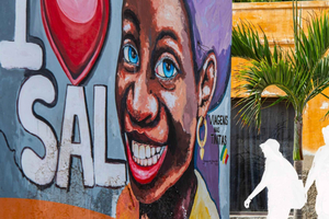 Santa Maria: Walking Tour with Local Drinks