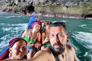 Santiago: tour en barco por las cuevas marinas de Ribeira da Barca con recogida