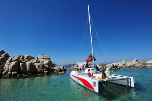 Bonifacio: Gita in catamarano a vela (2 ore) alle isole Lavezzi con snorkeling