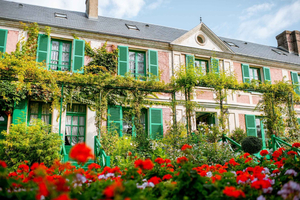 Da Parigi: gita guidata di un giorno a Giverny e al Palazzo di Versailles
