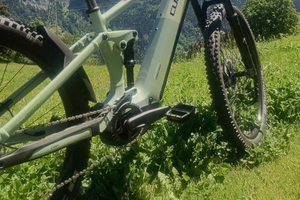 Guided eMTB hike facing Mont Blanc