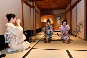 Kyoto: cerimonia del tè in kimono all'Orizuruya Gion