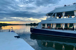 Crucero de lujo: paseo en barco al atardecer en el Zambezi Explorer
