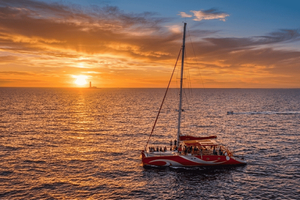 Marseille: Sunset catamaran cruise tour with DJ mixtape