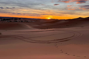 Merzouga : balade à dos de chameau au coucher du soleil dans le désert du Sahara