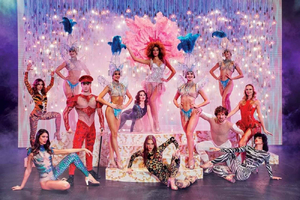 Parigi: Spettacolo di cabaret latino Paradis con champagne opzionale