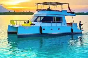 Semporna: crociera al tramonto in catamarano con SUP e pesca