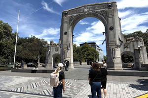 Descubre la ciudad de tour a pie guiado
