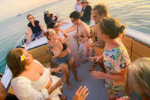 Cartagena: Sunset in boat in the bay with music and liquor