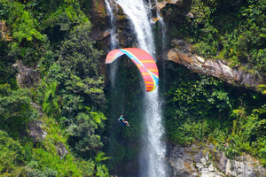 Van Medellín: paraglidingvlucht en Guatape-tour
