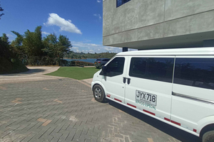 Medellín: 8-Passenger Minivan Rental with Driver Guide