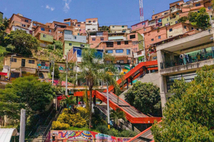 Medellín: Combo Citytour med buss med Comuna 13 + tur til Guatapé