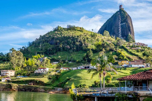 Medellín: Combo Night Citytour in chiva with open bar + Guatapé tour