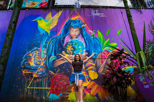 Medellín: Comuna 13 and Graffiti Walking Tour with Snacks