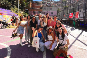 Medellín: Comuna 13 Local History Tour with Graffiti & Snack
