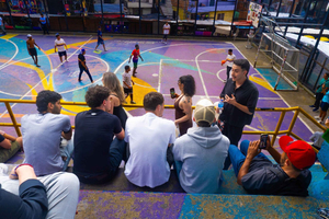 Medellín: Experience Comuna 13 with a local guide and weave your own souvenir [Max. 8]