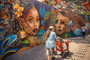 Medellín: Halvdagsomvisning til Comuna 13 og eksotisk fruktmarked
