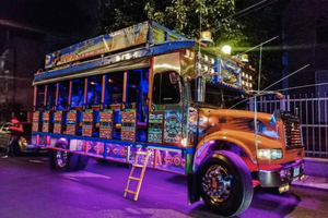 Medellín: avondstadstour met traditionele partybus en drankjes