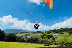 Medellín: Paragliding San Felix. GoPro and Transport Options
