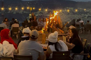 Medellín: Passeio ao Pôr do Sol no Mirante com Mesa Reservada em Gastropub