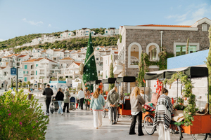 Meet Under the Light