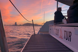 Barcelona: Luxury Catamaran Sunset Cruise