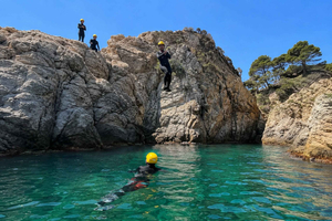 Coastering på spring, snorkling og eventyr mellem klipper