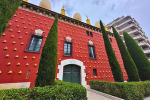 From Barcelona: Dalí and Medieval Girona Private Day Trip
