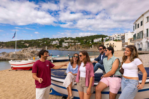 Desde Barcelona: Excursión de un día a Girona, Calella y Pueblo Medieval