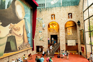 Z Barcelony: Wycieczka z przewodnikiem po Gironie i Muzeum Dalí w Figueres