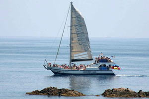 Lloret de Mar: Katamarancruise med mat, drikke og musikk