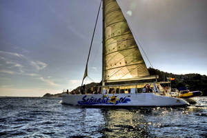 Lloret de Mar: Sunset Catamaran Cruise with DJ and Drinks