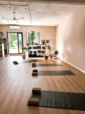 CALMA IOGA - Yoga, Pilates Reformer, Masaje Thailandés