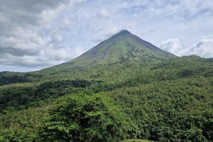 Randonnée d'aventure sur le volcan Arenal : champs de lave et forêt tropicale
