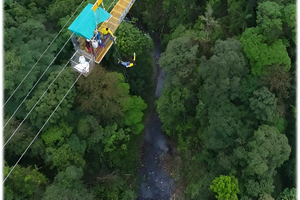 Bungee-Jumping in der Nähe von San José, Costa Rica, mit Canopy-Seilrutschen und Superman