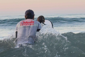 Cahuita: Playa Negra Surf Lesson with Fruit Snack