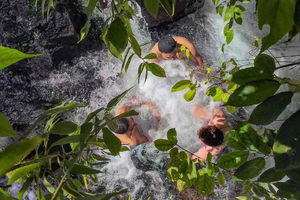 Acesso às fontes termais do rio Pura Vida e à piscina termal