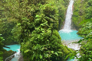 La Fortuna: Skyttelbuss til Blue Falls med fritid til å utforske