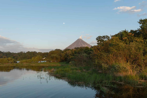 La Fortuna: Lake Arenal Boat & Hot Springs Tour - Monteverde