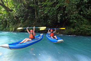 Desde La Fortuna: aventura en kayak por el río Celeste con tentempiés
