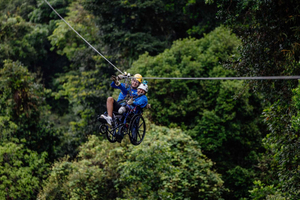 La Fortuna: experiencia en tirolina por el Arenal con Sky Adventures