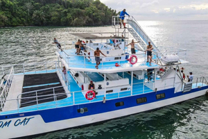 Manuel Antonio : Croisière en catamaran vers la baie de Biesanz avec déjeuner