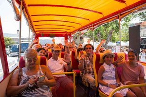 Hop-on-hop-off-bustour. TOPaanbod: audiogids met commentaar in 11 talen